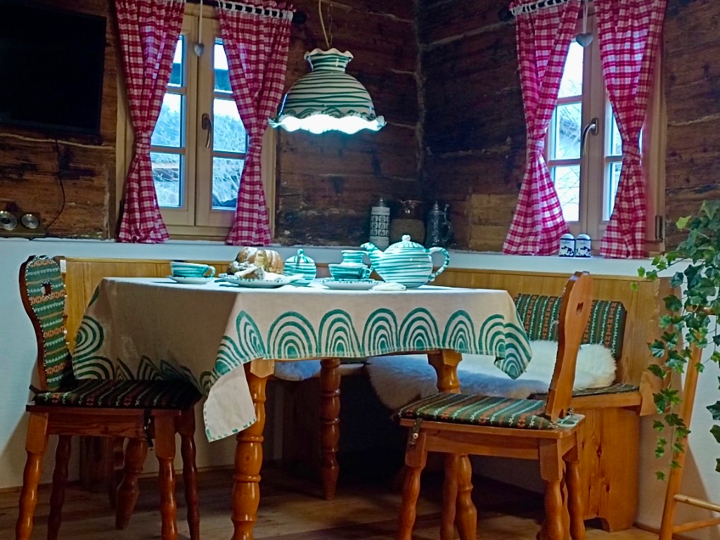 Bauernhttchen in Krnten  ... mit gemtlich traditioneller Ecksitzbank